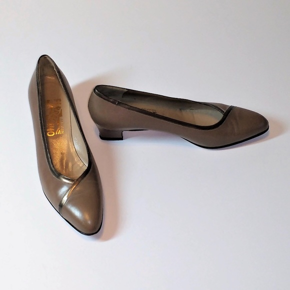 *Salvatore Ferragamo taupe leather pumps Italy 7.5 Vintage - Picture 2 of 7